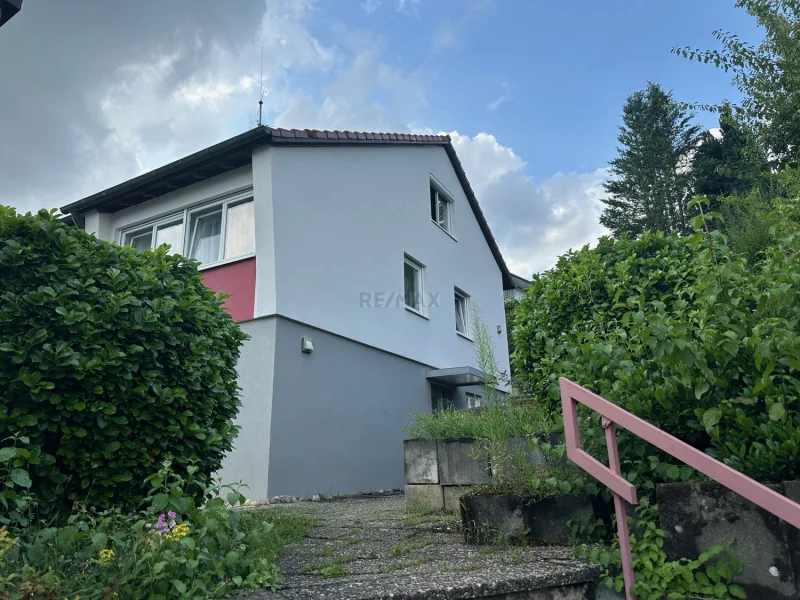 Außenansicht - Haus kaufen in Esslingen - Aussichtslage mit 3 Wohneinheiten! Mit dem Ausblick wird man täglich belohnt!