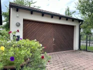 Garage mit beweglichem Stellplatz davor