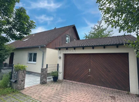 Außenansicht  - Haus kaufen in Göppingen - Perfekt für die Familie - mit 2. Wohnung im DG!Garten - Doppelgarage und viel Platz!