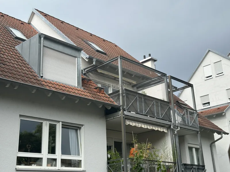 Außenansicht mit Balkon - Wohnung kaufen in Kirchheim - Manchmal kommt es doch auf die Größe an! Frei nach Kauf!