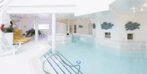 Indoorpool mit separatem Whirlpool und Dampfbad