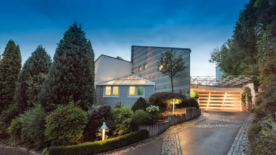 Außenansicht - Haus kaufen in Aichtal - Exklusives Anwesen in Top-LageVilla mit eindrucksvoller Architektur für höchste Wohnansprüche