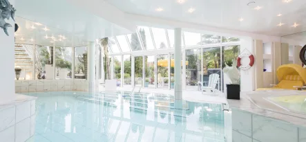 Indoorpool mit direktem Zugang in den Garten - Haus kaufen in Aichtal - Exklusives Anwesen in Top-LageVilla mit eindrucksvoller Architektur für höchste Wohnansprüche