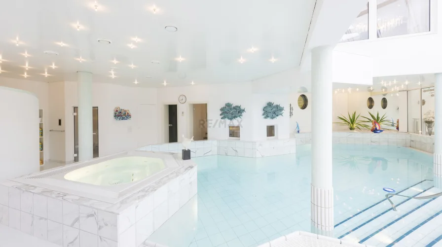 Indoorpool mit separatem Whirlpool und Dampfbad