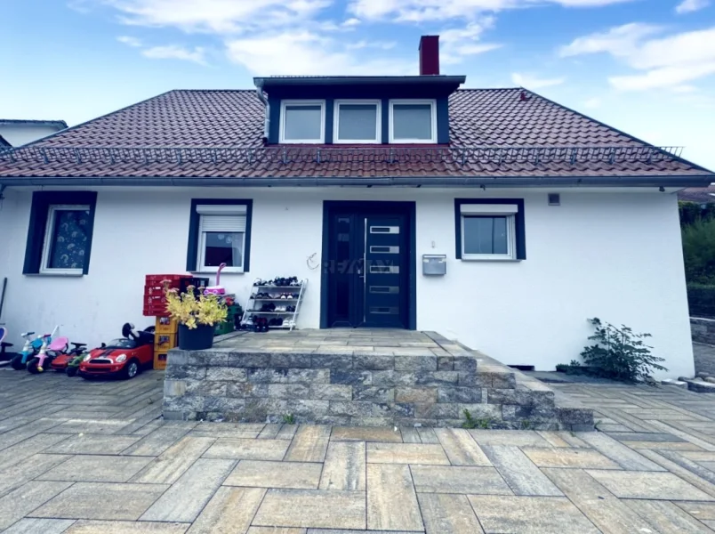 Hausansicht - Haus kaufen in Eschenbach - Einladendes 1-2 Familienhaus mit großem Garten und reichlich Platz für Ihre Ideen!