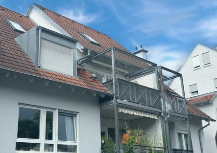 Außenansicht mit Balkon - Wohnung kaufen in Kirchheim - Manchmal kommt es doch auf die Größe an! Frei nach Kauf!