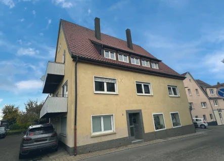 Hausansicht (4) - Haus kaufen in Weilheim - Charmantes 3-Familienhaus mit vielseitigem Nutzen: Werkstatt, Gewerbeeinheit und 7 Garagen