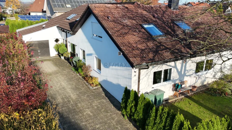 Aussenansicht mit Garage - Haus kaufen in Göppingen - Viel Platz zum Wohlfühlen: 2-Familienhaus mit Wintergarten und umgestaltetem Poolbereich!