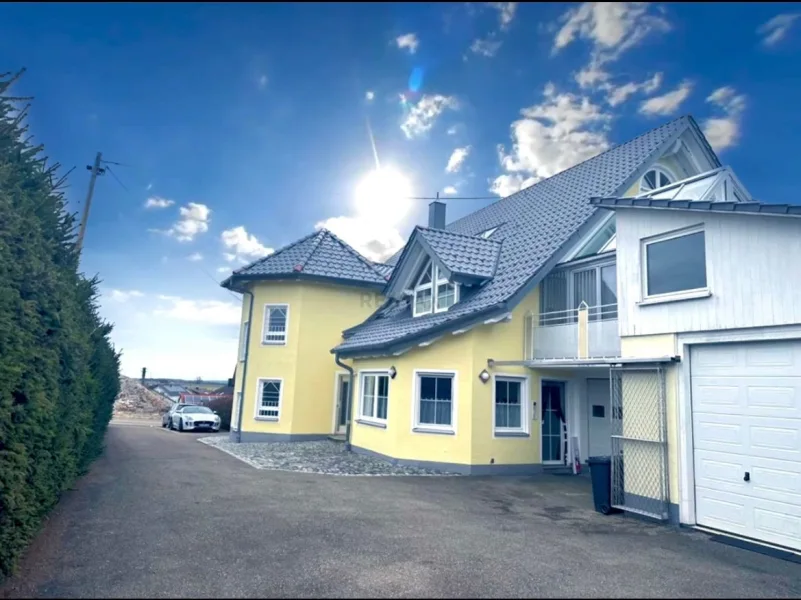 Hausansicht mit Einfahrt - Haus kaufen in Böhmenkirch - Möglichkeiten über Möglichkeiten! Sie wohnen hier und Ihre Freunde staunen!