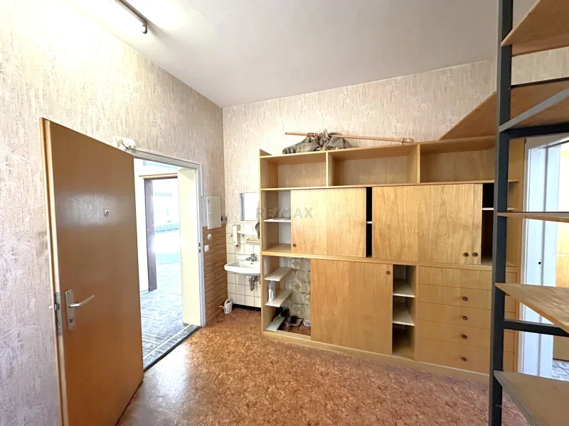 Büro mit Waschbecken