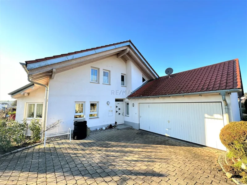 Außenansicht vorne - Haus kaufen in Rechberghausen - Hier werden Träume wahr! Sehen Sie die Augen Ihrer Kinder strahlen