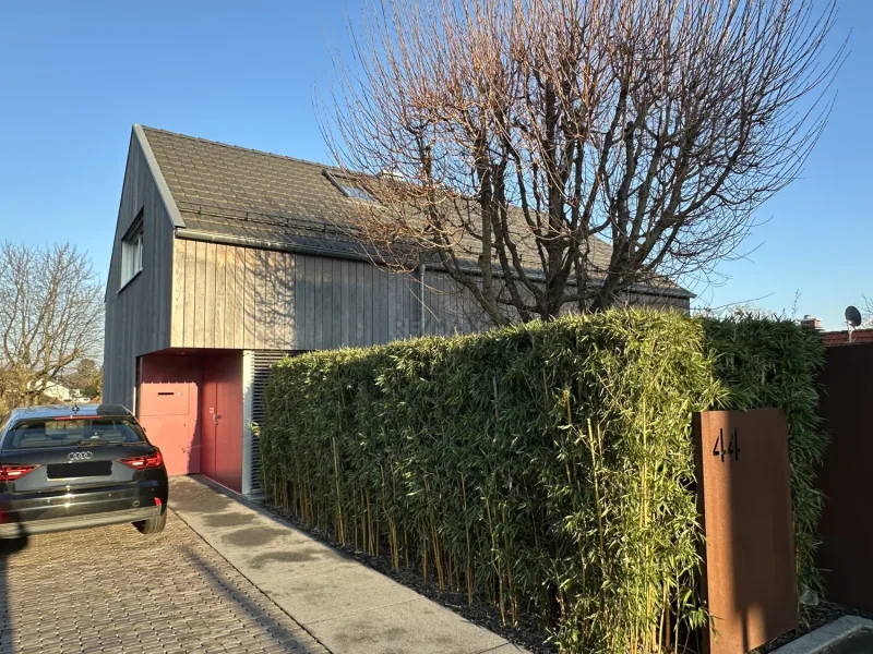 Außenansicht  - Haus kaufen in Nürtingen - Moderne Architektenvilla in Randlage: Ihr neues Zuhause mit vielen Highlights