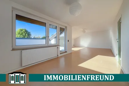 Titelbild - Wohnung kaufen in Wuppertal - Perfekt geschnittene 2 ZKDB Dachgeschoss-ETW mit Weitblick in ruhiger Lage von Wuppertal-Cronenberg