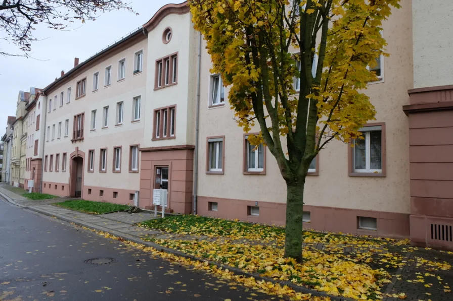 Außenansicht  - Wohnung kaufen in Eilenburg - 3-Raum-Hochparterrewohnung in gepflegter Wohnanlage