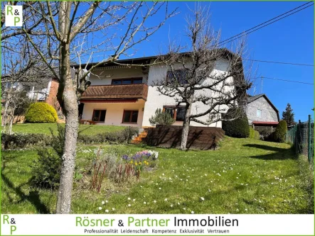 Gartenansicht - Haus kaufen in Eppstein - *Freistehendes Einfamilienhaus mit idyllischem Garten und großem Carport*