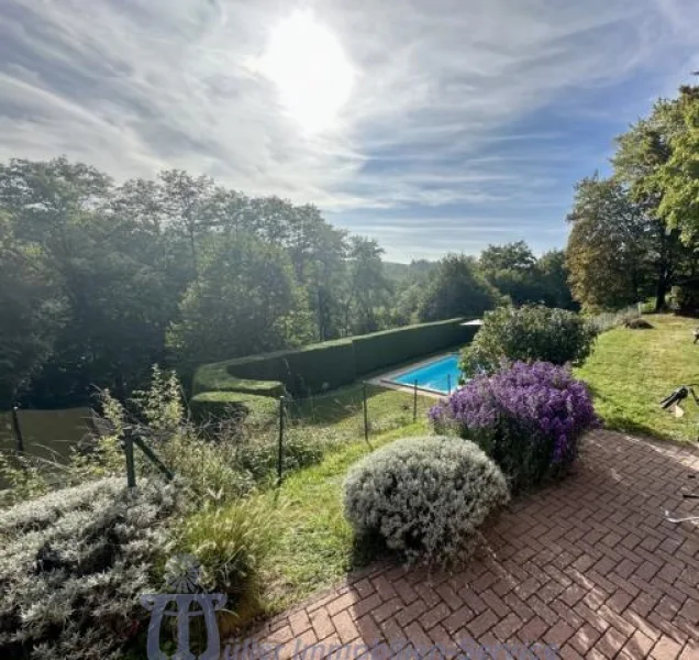 Gartenidylle mit Pool - Haus kaufen in Zweibrücken - Traumhaus in herrlicher Alleinlage mit Fernblick am Rande des Pfälzer Waldes