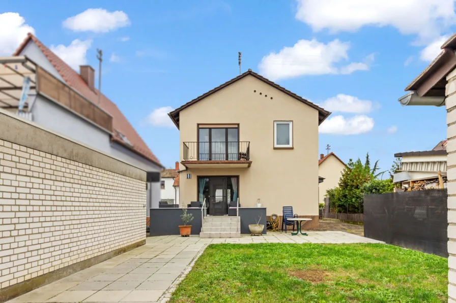 Gartenansicht - Haus kaufen in Ludwigshafen am Rhein / Oggersheim - Kleines Häuschen, wie eine Wohnung mit Garten, top-renoviert mit Garage!