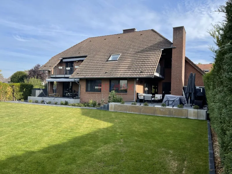 Außenaufnahme mit Garten - Haus kaufen in Bischofsheim - Luxus bekommt ein neues Gesicht im 2 Familienhaus mit Garten!!