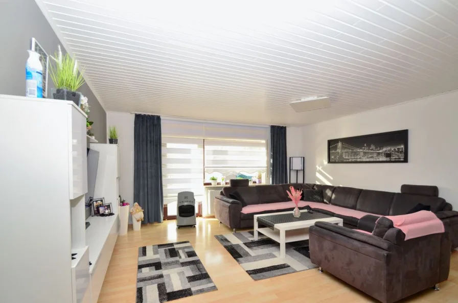 Wohnzimmer Blick zur Terrasse - Haus kaufen in Bürstadt - Für die große Familie - oder 3 Wohnungen zum Vermieten!