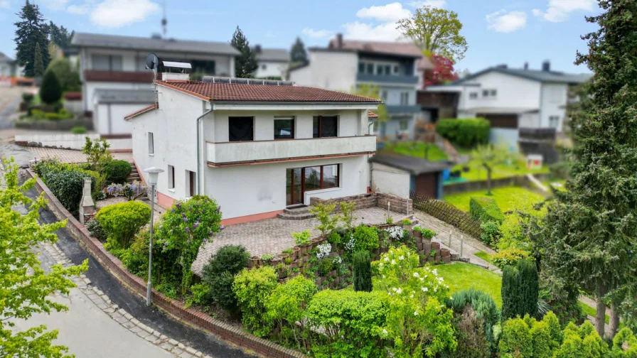 Ansicht links - Haus kaufen in Mörlenbach - Charmantes Staffelhaus mit tollem Garten - Ideal für Ihr Familienglück!