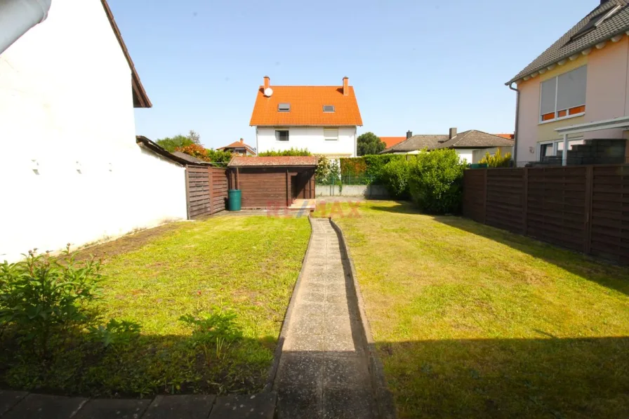 gepflegter Garten Blick auf Hütte