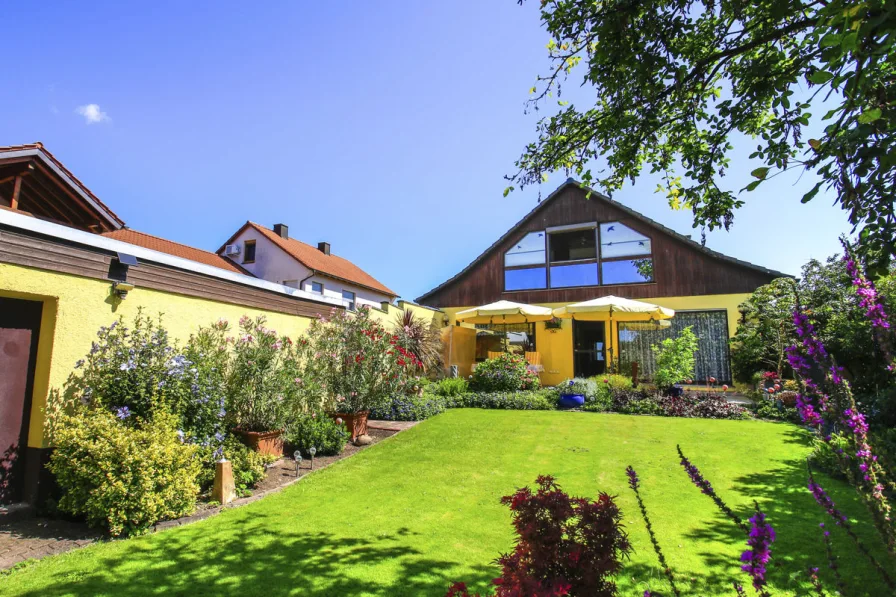  Gartenansicht - Haus kaufen in Harthausen - 2 Familienhaus mit  Garten zum verlieben