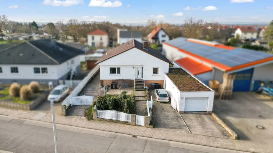 Hausansicht - Haus kaufen in Heuchelheim - Verkauf: Stilvoll renovierter Bungalow mit 2 Einliegerwohnungen und großen Garten!