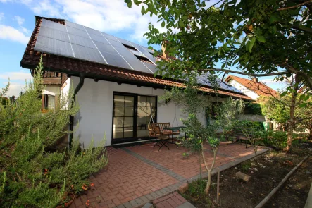 Terrasse - Haus kaufen in Altrip - Altrip, Spielstraße: Freistehendes Haus mit Garage und Solaranlage