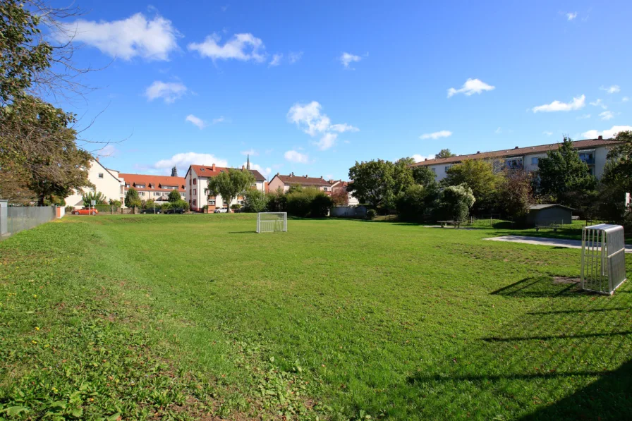 Bolzplatz nebenan