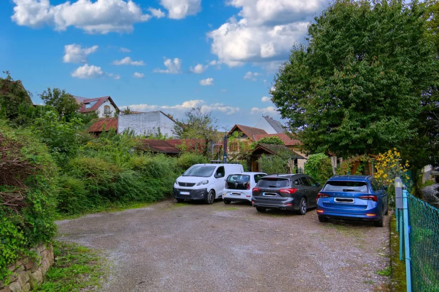 PKW Stellplätze hinter dem Haus