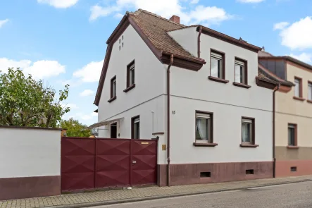 Frontansicht - Haus kaufen in Altrip - Familienglück in ruhiger Seitenstraße mit Garage. Als Ein- oder Zweifamilienhaus nutzbar!