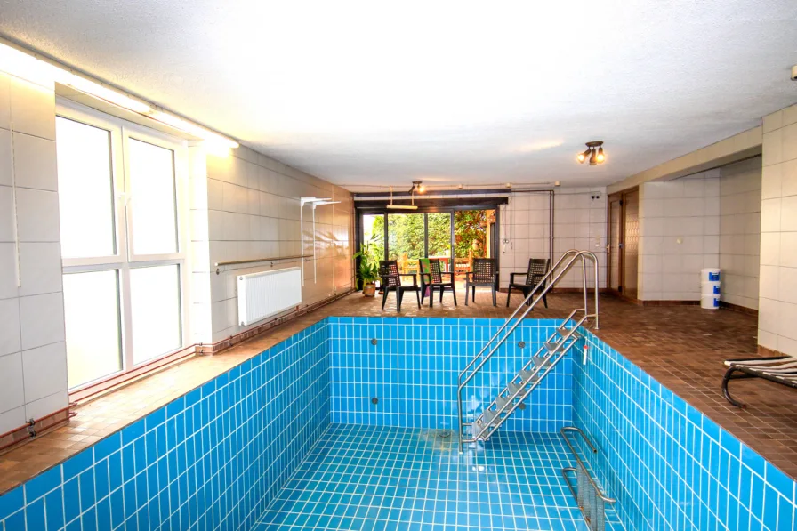 Schwimmbad im Haus - Haus kaufen in Heusenstamm - Traumhaus aus den 80ern - noch mit harter D-Mark gebaut!