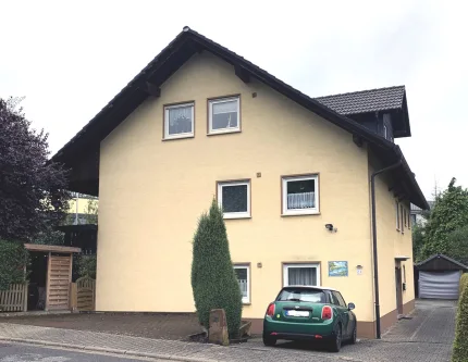 Haus-Ansicht Straßenseite Foto1 - Haus kaufen in Fürth - 7 % Rendite möglich - oder für die große Familie zum selbst bewohnen!