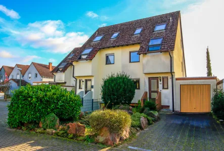 Außenansicht vorne - Haus kaufen in Ludwigshafen am Rhein - Gepflegtes Reihenendhaus mit Wohlfühlcharakter, Garage und schönem Garten