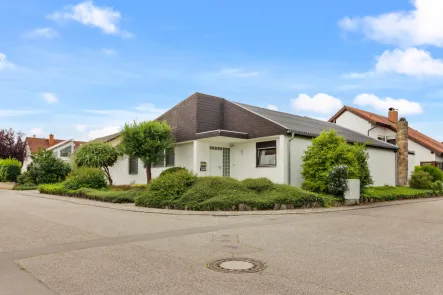 Außenansicht - Haus mieten in Römerberg - Frei stehender Bungalow mit Garten und Garage in Traumlage!