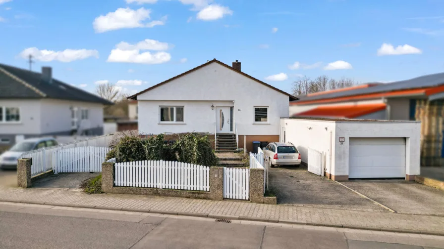 Hausansicht - Haus kaufen in Heuchelheim - Stilvoll renovierter Bungalow mit 2 Einliegerwohnungen und großen Garten!