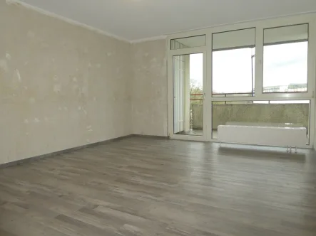 Wohnzimmer - Wohnung mieten in Ludwigshafen - Geräumiges Single-Apartment, mit Balkon und Fahrstuhl !