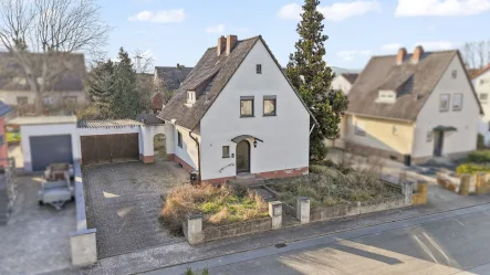 Frontansicht - Haus kaufen in Hochdorf-Assenheim - Freistehendes Einfamilienhaus mit Garten und Garage