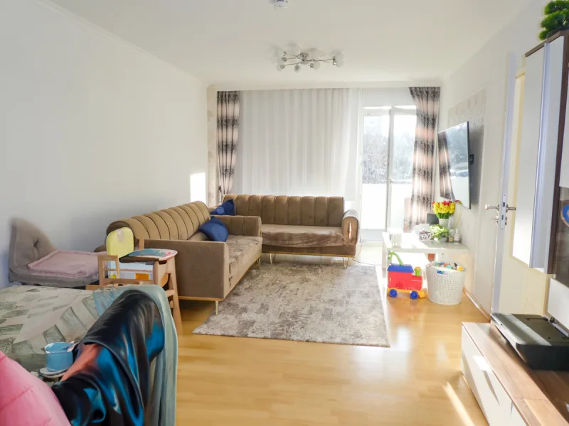 Wohnzimmer - Wohnung kaufen in Ludwigshafen - Gepflegte Wohnung mit EBK, großen Balkon und Tiefgaragenstellplatz!