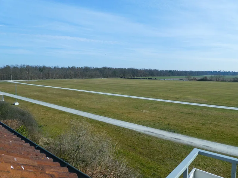 Blick vom Balkon - Wohnung kaufen in Hockenheim - Stillvolle Maisonetten-Wohnung am Feldrand, mit Garage!