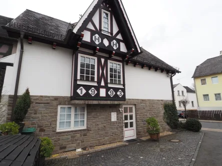 Seitenansicht - Haus kaufen in Selters (Westerwald) - Voll vermietetes Dreifamilienhaus im Fachwerkstil - zentral in Selters (Westerwald)