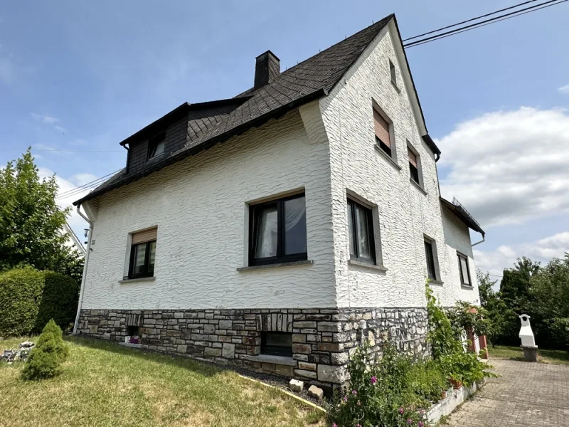 Seitenansicht - Haus kaufen in Ransbach-Baumbach - Familienfreundliches Wohnhaus in guter Lage von Ransbach-Baumbach