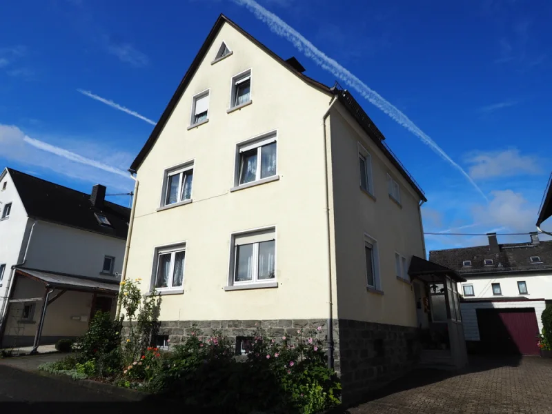 Frontansicht - Haus kaufen in Dernbach - Familienfreundliches Einfamilienhaus in zentraler Lage