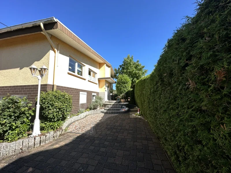 Eingangsbereich - Haus kaufen in Hilgert - Bezauberndes Wohnhaus mit schön angelegtem Garten
