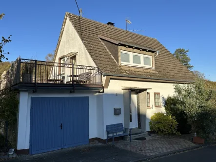 Frontansicht - Haus kaufen in Puderbach / Reichenstein - Gemütliches Einfamilienhaus in idyllischer Lage