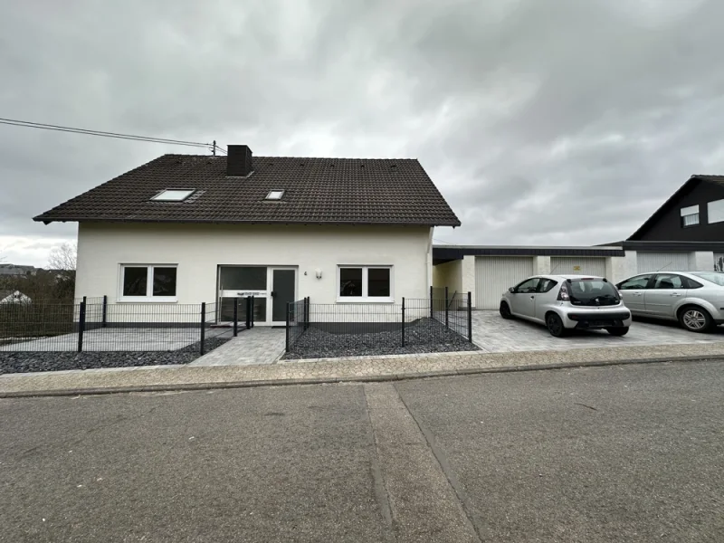 Frontansicht - Haus kaufen in Raubach - Gepflegtes Dreifamilienhaus in ruhiger Wohnlage von Raubach