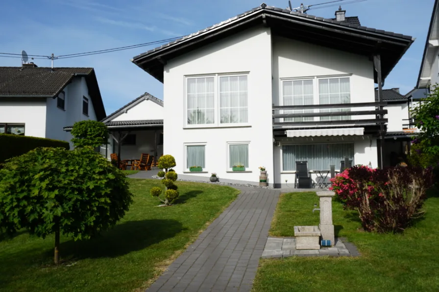 Rückansicht - Haus kaufen in Ewighausen - Komfortables Einfamilienhaus mit neu gestalteter Außenanlage