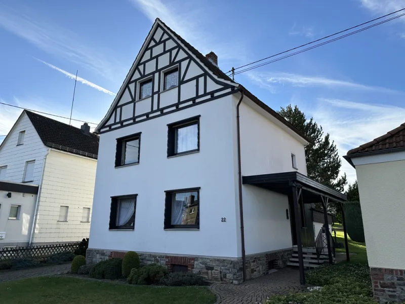 Frontansicht - Haus kaufen in Ransbach-Baumbach - Familienfreundliches Wohnhaus mit schönem Garten