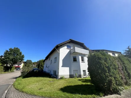 Seitenansicht - Haus kaufen in Mündersbach - Attraktives Mehrfamilienhaus in ruhiger Wohnlage für den klugen Kapitalanleger