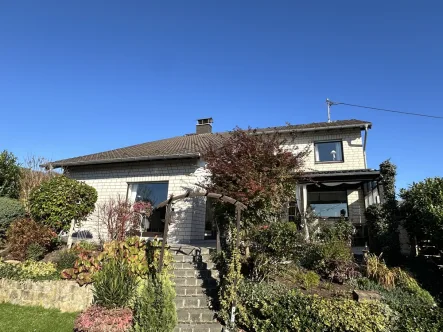 Rückansicht - Haus kaufen in Herschbach - Stilvolles, gemütliches Einfamilienhaus mit traumhaftem Garten in schöner Lage von Herschbach